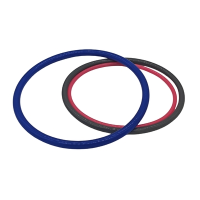 Vários Anéis industriais de borracha de silicone colorida de cor azul-alaranjada e azul-preto, grandes e pequenos, com alta resistência ao calor