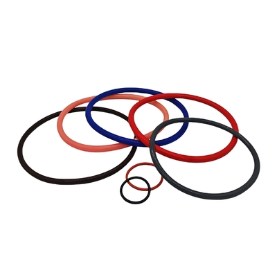 Vários Anéis industriais de borracha de silicone colorida de cor azul-alaranjada e azul-preto, grandes e pequenos, com alta resistência ao calor