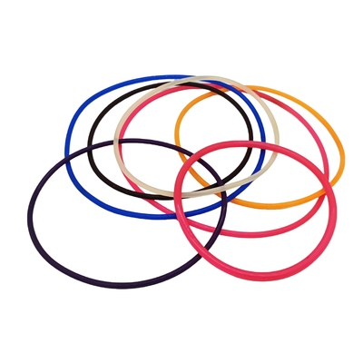 Vários Anéis industriais de borracha de silicone colorida de cor azul-alaranjada e azul-preto, grandes e pequenos, com alta resistência ao calor