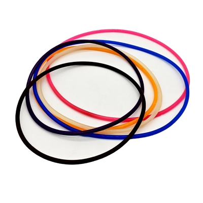 Vários Anéis industriais de borracha de silicone colorida de cor azul-alaranjada e azul-preto, grandes e pequenos, com alta resistência ao calor